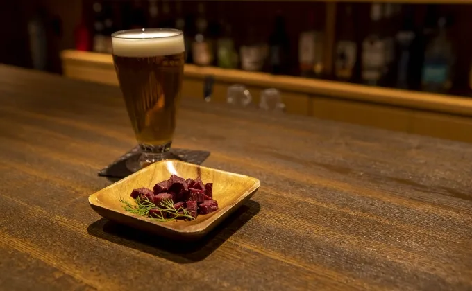 ビールと鹿肉のサラミの写真